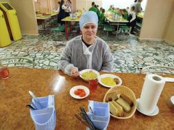 22 октября 2025 года в рамках проекта "Родительский контроль" с плановой проверкой по обеспечению школьников горячим питанием и организации работы школьной столовой нашу столовую посетили представители родительского комитета 1в и 7б классов.  Илларионова Е.С. и Семенова Е.П. отметили, что обед был горячим, сытным и вкусным и все понравилось. Выразили благодарность за качественную работу и возможность оценивать качество питания.