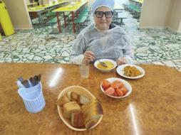 4 сентября 2025 года в рамках проекта "Родительский контроль" с плановой проверкой по обеспечению школьников горячим питанием и организации работы школьной столовой посетил представитель родительского комитета 7В класса.  Родительский контроль отметил, что обед горячий, вкусный, порции соответствуют норме.