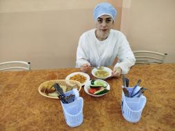 2 октября 2025 года в рамках проекта "Родительский контроль" с плановой проверкой по обеспечению школьников горячим питанием и организации работы школьной столовой нашу столовую посетила представитель родительского комитета 6б класса. Она отметила, что обед был горячим и очень вкусным и все требования и нормы соблюдаются. Поблагодарила поваров.