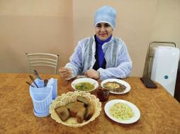 14 ноября 2025 года в рамках проекта "Родительский контроль" с плановой проверкой по обеспечению школьников горячим питанием и организации работы школьной столовой нашу столовую посетила представитель родительского комитета 2а класса Никифорова Р.М. Она отметила, что блюда были горячими, на вкус всё было вкусно. В рационе были белки, углеводы, жиры. В столовой чисто.