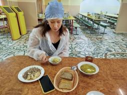 28 ноября 2025 года в рамках проекта "Родительский контроль" с плановой проверкой по обеспечению школьников горячим питанием и организации работы школьной столовой посетил представитель родительского комитета 2В класса.  Родительский контроль отметил, что обед горячий, вкусный, порции соответствуют норме.