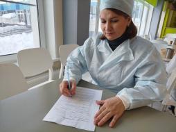 Родительский контроль за организацией горячего питания.
4 февраля 2026года в  школе состоялся родительский контроль за организацией горячего питания обучающихся. Родители наблюдали за подготовкой обеденного зала для приема пищи учащимися 4-х классов, за процессом питания в столовой. Они высоко оценили вкусовые качества предложенных блюд, проверили соответствие блюд утвержденному меню, ознакомились с документацией по организации питания, оценили культуру приема пищи детьми. Выразили благодарность работникам столовой. 
 Мы надеемся, что подобный контроль позволит своевременно решать возникающие вопросы по улучшению организации горячего питания в школьной столовой.