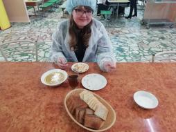 19 сентября школьную столовую посетила представитель родительского комитета Никитина А.А. с плановой проверкой по обеспечению школьников горячим питанием и организации работы школьной столовой. Родительский контроль отметил, что обед вкусный, горячий, порции соответствуют норме. В столовой чисто, все санитарно-гигиенические нормы соблюдаются.