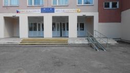 Доступ в здание образовательной организации инвалидов и лиц с ограниченными возможностями здоровья возможен с помощью пандуса через главный вход.