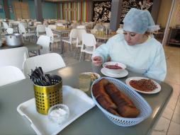 Родительский контроль за организацией горячего питания.
31 марта 2026года в  школе состоялся родительский контроль за организацией горячего питания обучающихся. Родитель из 4г класса Селюшкина И.В. наблюдала за подготовкой обеденного зала для приема пищи учащимися 4-х классов, за процессом питания в столовой. Она высоко оценили вкусовые качества предложенных блюд, проверила соответствие блюд утвержденному меню, ознакомилась с документацией по организации питания, оценила культуру приема пищи детьми. Выразили благодарность работникам столовой. 
 Мы надеемся, что подобный контроль позволит своевременно решать возникающие вопросы по улучшению организации горячего питания в школьной столовой.