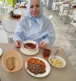 03.03.2026г.  в МБОУ «СОШ №60» г. Чебоксары состоялся  общественный контроль качества организации и обеспечения питания учащихся, а также организации питания детей  проведённый по графику контроля представителями родительской общественности 4 в класса.
В ходе контроля представители родительской общественности проверили соответствие приготовленных блюд утверждённому меню, санитарное состояние обеденного зала, график питания обучающихся. Родителями было отмечено, что рацион питания соответствует меню. В обеденном зале столы накрыты для обучающихся по классам, посадочных мест хватает. Сотрудники столовой соблюдают гигиенические нормы во время работы, дети также придерживаются правил личной гигиены.
Представители родительской дали положительные оценки качества, разнообразия и правильности технологического приготовления блюд, оставили положительные отзывы и слова благодарности.