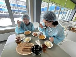 Школьная столовая МАОУ «Лицей №4 им. Героя РФ Шалаева Р.Е.» г. Чебоксары распахнула двери для обучающихся МБОУ «СОШ № 60» г. Чебоксары, которая в настоящее время находится на капитальном ремонте. 2 апреля 2025 года в лицее состоялся совместный родительский контроль МАОУ «Лицей №4 им. Героя РФ Шалаева Р.Е.» г. Чебоксары и МБОУ «СОШ № 60» г. Чебоксары за организацией питания.

Родители оценили качественно и вкусно приготовленный обед, уютную обстановку в обеденном зале, доброжелательность сотрудников столовой, проверили документацию, соответствие реализованных блюд утвержденному меню, график питания, соблюдение санитарных норм. Забота о здоровом питании наших детей – это общее дело. И только совместная работа может принести желаемый результат – вырастить здоровых, умных, активных и жизнерадостных детей.